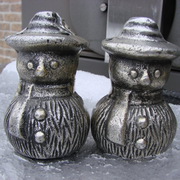 Snowmen Salt and Pepper Shakers ~ NWT ~ New In Box - Picture 1 of 6